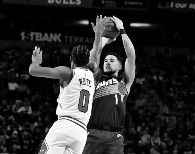 V体育平台-从数据刷子到冲击MVP！26岁布克终成太阳真领袖