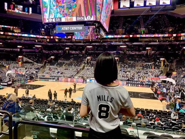 V体育官网-【现场】二老回家温情动容 他们是今晚的绝对主角