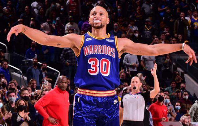 V体育官网-科尔谈库里新轮换模式：他自己很喜欢 效果很不错