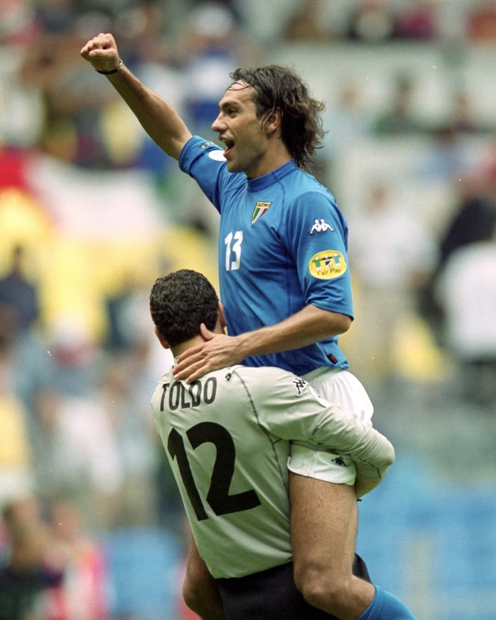 V体育-意大利国家队内斯塔老照片曝光，AC米兰名宿风采依旧|世界杯_新浪体育_新浪新闻